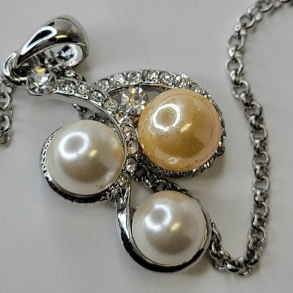 Three Pearl Pendant Necklace - Picture 2 of 10